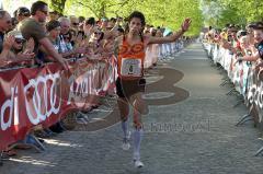 Halbmarathon 2012 Ingolstadt Foto: Jürgen Meyer
Ribeiro Miguel als 2. Sieger im Zieleinlauf