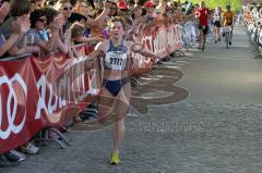 Halbmarathon 2012 Ingolstadt Foto: Jürgen Meyer
Petra Stöckmann als Siegerin der Damen im Zieleinlauf