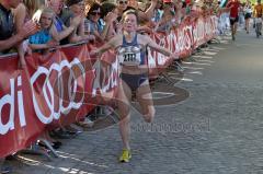 Halbmarathon 2012 Ingolstadt Foto: Jürgen Meyer
Petra Stöckmann als Siegerin der Damen im Zieleinlauf