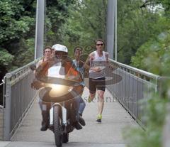 Halbmarathon Ingolstadt 2011 - von links, Heiko Middelhof, Gemechu Arasa und Christain Dirscherl auf der Fußgängerbrücke über die Westliche Ringstrasse