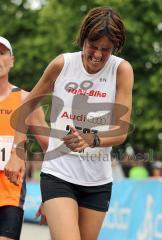 Halbmarathon Ingolstadt 2011 - Birgit Nixdorf abgekämpft im Ziel