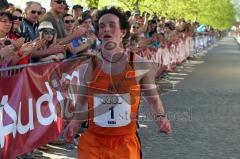 Halbmarathon 2012 Ingolstadt Foto: Jürgen Meyer
Heiko Middellhoff als 3. Sieger im Ziel