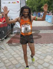 Halbmarathon Ingolstadt 2011 - Miguel Lenz im Ziel