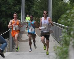 Halbmarathon Ingolstadt 2011 - von links, Heiko Middelhof, Gemechu Arasa und Christain Dirscherl auf der Fußgängerbrücke über die Westliche Ringstrasse