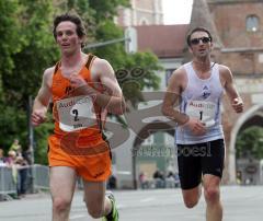 Halbmarathon Ingolstadt 2011 - Heiko Middelhof schon leicht vor Christian Dirscherl nach der ersten Runde durch das Kreuztor