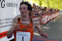 Halbmarathon 2012 Ingolstadt Foto: Jürgen Meyer
Heiko Middellhoff als 3. Sieger im Ziel