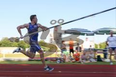 Leichtathletik - Hochsprung MeetIN Ingolstadt - 1 . Dominik Gaul (VfL Sindelfingen) der spätere Sieger über 5,65, Jubel Anlauf