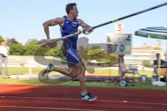 Leichtathletik - Hochsprung MeetIN Ingolstadt - 1 . Dominik Gaul (VfL Sindelfingen) der spätere Sieger über 5,65, Jubel Anlauf