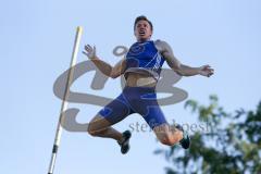 Leichtathletik - Hochsprung MeetIN Ingolstadt - 1 . Dominik Gaul (VfL Sindelfingen) der spätere Sieger über 5,65, Jubel Sieg