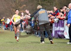 Deutschen Cross-Meisterschaften - Lässiger Zieleinlauf der Siegerin Sabrina Mockenhaupt aus Köln