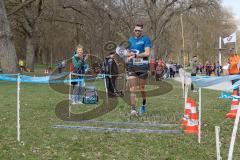 Schanzer Seelauf 2019 -Sebastian Mahr #408 SC Delphin Ingolstadt beim Zieleinlauf - Erster Sieger mit einer Zeit von 0:35:22.58 - Foto: Jürgen Meyer