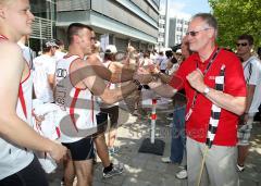 24 Stunden von Audi - Spendenlauf - Spendensumme 150.000 Euro für Sternstunden e.V. - Vorstand Frank Dreves begrüßt die Läufer im Ziel