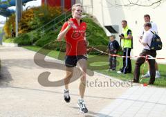 2. Ingolstädter Swim & Run am Wonnemar - Sieger der Männer Julian Sterner vom SV Marienstein beim Zieleinlauf