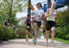 2. Ingolstädter Swim & Run am Wonnemar - Die schnellsten Damen. Hinten links Tanja Schweiger (3.) mitte Birgit Nixdorf (Siegerin) und rechts Stefanie Menter (2.)