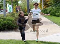 2. Ingolstädter Swim & Run am Wonnemar - Siegerin bei den Damen Birgit Nixdorf, läuft mit Tochter durchs Ziel