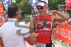 Triathlon Ingolstadt 2013 am Baggersee - Sieger Horst Reichel Olympische Distanz läuft jubelnd ins Ziel und Gerhard Budy gratuliert