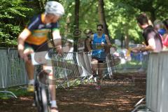Triathlon Ingolstadt 2013 am Baggersee - Erster der Staffel nach der Wechselzone