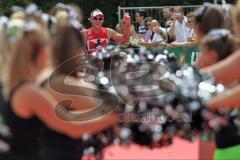 Triathlon Ingolstadt 2013 am Baggersee - Sieger Horst Reichel Olympische Distanz läuft jubelnd ins Ziel