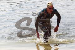 Triathlon Ingolstadt 2013 am Baggersee - Olympische Distanz Horst Reichel kommt aus dem Wasser