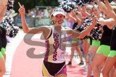 Triathlon Ingolstadt 2013 am Baggersee - Die Siegerin Natascha Schmitt olympische Distanz jubelt im Ziel