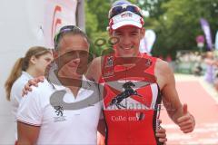 Triathlon Ingolstadt 2013 am Baggersee - Sieger Horst Reichel Olympische Distanz läuft jubelnd ins Ziel und Gerhard Budy gratuliert