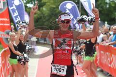 Triathlon Ingolstadt 2013 am Baggersee - Sieger Horst Reichel Olympische Distanz läuft jubelnd ins Ziel