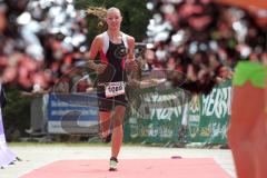 Triathlon Ingolstadt 2013 am Baggersee - Zieleinlauf 3. der Damen, Maria Paulig