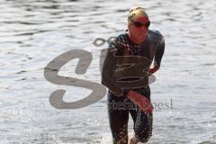 Triathlon Ingolstadt 2013 am Baggersee - Olympische Distanz Horst Reichel kommt aus dem Wasser