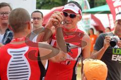 Triathlon Ingolstadt 2013 am Baggersee - Jan Raphael kommt als Zweiter ins Ziel und wird von Horst reichel empfangen