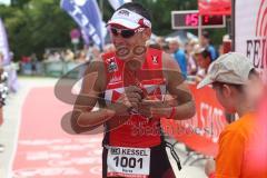 Triathlon Ingolstadt 2013 am Baggersee - Sieger Horst Reichel Olympische Distanz läuft jubelnd ins Ziel