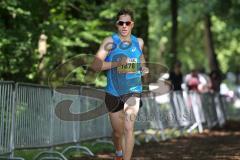 Triathlon Ingolstadt 2013 am Baggersee - Erster der Staffel nach der Wechselzone