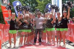 Triathlon Ingolstadt 2013 am Baggersee - Organisator Gerhard Budy mit den Cheerleaders