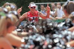 Triathlon Ingolstadt 2013 am Baggersee - Sieger Horst Reichel Olympische Distanz läuft jubelnd ins Ziel