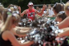 Triathlon Ingolstadt 2013 am Baggersee - Sieger Horst Reichel Olympische Distanz läuft jubelnd ins Ziel