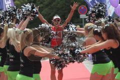 Triathlon Ingolstadt 2013 am Baggersee - Sieger Horst Reichel Olympische Distanz läuft jubelnd ins Ziel