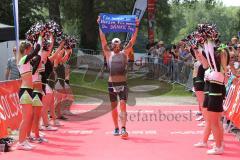 Triathlon Ingolstadt 2015 - Baggersee - Olympische Distanz, Ziel Einlauf, Emotion, Zweiter Sebastian Mahr hält ein Spruchband hoch, Jubel