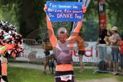 Triathlon Ingolstadt 2015 - Baggersee - Olympische Distanz, Ziel Einlauf, Emotion, Zweiter Sebastian Mahr hält ein Spruchband hoch, Jubel