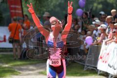 Triathlon Ingolstadt 2015 - Baggersee - Olympische Distanz, Ziel Einlauf, Emotion, Jubel Ernst Küper, Altersieger 50