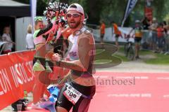 Triathlon Ingolstadt 2015 - Baggersee - Olympische Distanz, Ziel Einlauf, Emotion, Zweiter Sebastian Mahr hält ein Spruchband hoch, Jubel