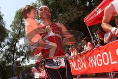 Triathlon Ingolstadt 2015 - Baggersee - Olympische Distanz, Ziel Einlauf, Emotion, Jubel Kind auf dem Arm