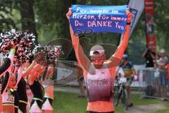 Triathlon Ingolstadt 2015 - Baggersee - Olympische Distanz, Ziel Einlauf, Emotion, Zweiter Sebastian Mahr hält ein Spruchband hoch, Jubel