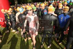 Triathlon Ingolstadt 2015 - Baggersee - Vor dem Start der Sprint Distanz - extravagante Neopren´s