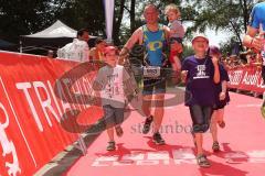 Triathlon Ingolstadt 2015 - Baggersee - Olympische Distanz, Ziel Einlauf, Emotion, Jubel Familie läuft mit ein