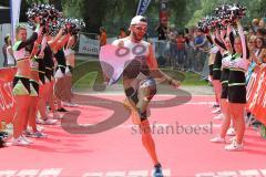 Triathlon Ingolstadt 2015 - Baggersee - Olympische Distanz, Ziel Einlauf, Emotion, Zweiter Sebastian Mahr hält ein Spruchband hoch, Jubel