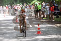 Triathlon Ingolstadt 2015 - Baggersee - Olympische Distanz, Radfahren Fahrt zur Wechselzone Per Bittner Sieger aus Leipzig