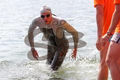 Triathlon Ingolstadt 2015 - Baggersee - Olympische Distanz, Ausstieg aus dem Wasser, Sieger Per Bittner aus Leipzig