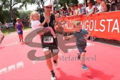 Triathlon Ingolstadt 2015 - Baggersee - Olympische Distanz, Ziel Einlauf, Emotion, Jubel Kinder