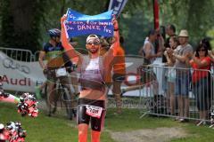 Triathlon Ingolstadt 2015 - Baggersee - Olympische Distanz, Ziel Einlauf, Emotion, Zweiter Sebastian Mahr hält ein Spruchband hoch, Jubel