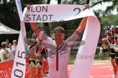 Triathlon Ingolstadt 2015 - Baggersee - Olympische Distanz, Ziel Einlauf, Emotion, Sieger Per Bittner (Leipzig) Jubel