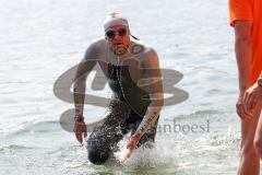 Triathlon Ingolstadt 2015 - Baggersee - Olympische Distanz, Ausstieg aus dem Wasser, Sieger Per Bittner aus Leipzig